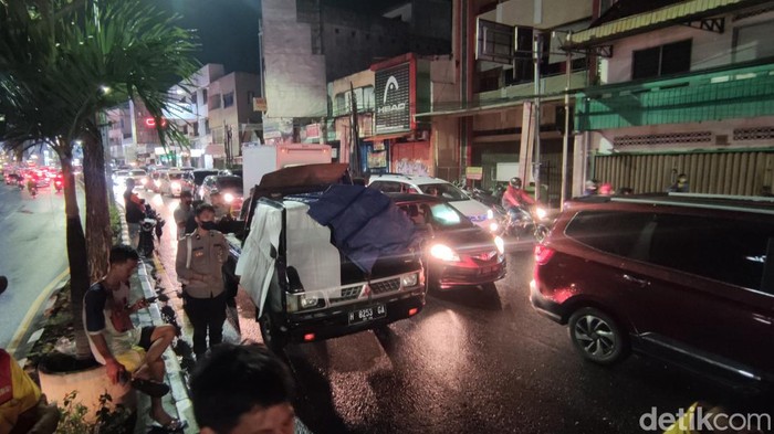 Pengemudi pikap tewas di dalam mobilnya di Jl MT Haryono Semarang, Jumat (7/10/2022) malam.