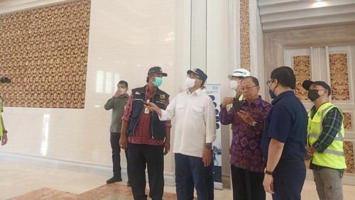 Menteri Perhubungan Budi Karya Sumadi dan Gubernur Bali Wayan Koster ketika meninjau pembangunan dan revitalisasi Terminal VVIP Bandar Udara I Gusti Ngurah Rai, Bali pada Jumat (7/10/2022)