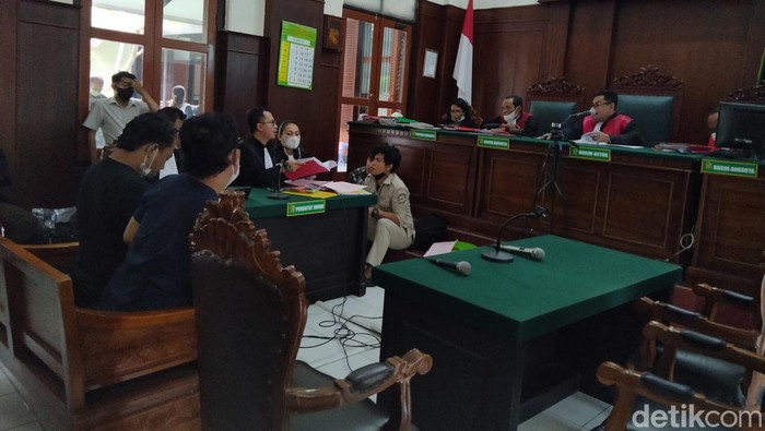 persidangan penjambretan yang tewaskan pasutri