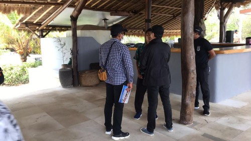 Petugas Kanwil Kemenkumham NTB melakukan operasi gabungan (Opgab) tim pengawasan orang asing (Pora) di Gili Trawangan, Lombok Utara, Jumat (7/10/2022).