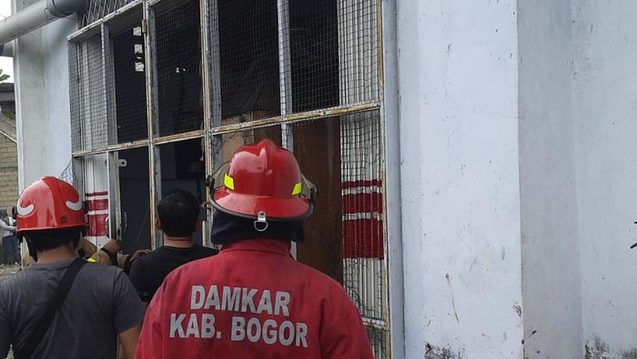 Petugas memadamkan kebakaran di pabrik rumahan sepatu PDL di Ciomas, Bogor.