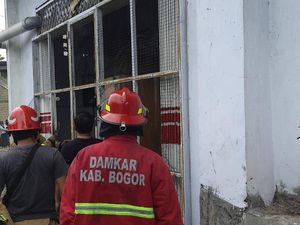 Pabrik Rumahan Pembuat Sepatu PDL di Bogor Terbakar