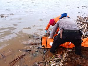 Geger! Mayat Bayi dengan Kaki Terikat Mengambang di Waduk Jatigede