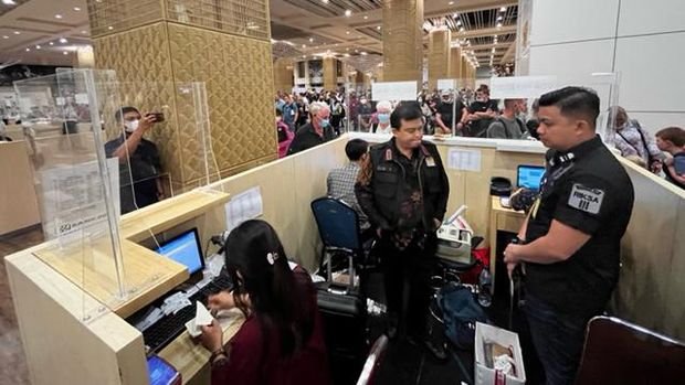 Plt Dirjen Imigrasi Prof Widodo Ekatjahjana tiba-tiba melakukan inspeksi mendadak (sidak) pelayanan di Bandara I Gusti Ngurah Rai, Bali. Widodo kaget karena  menemukan penumpukan antrian wisatawan pada gerai bank di Visa on Arrival (VoA). Widodo pun marah ke petugas bank.