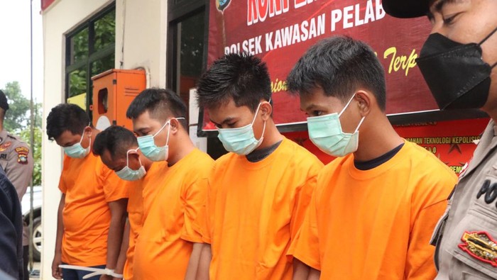 Lima orang pelaku pengiriman PMI ilegal melalui pelabuhan internasional Batam Center yang diamankan Polsek KKP Batam, Kamis (6/10/2022).(dok Polresta Barelang)