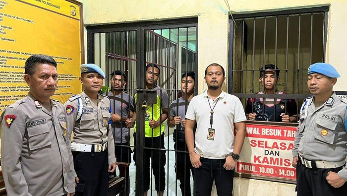 Polda Maluku Utara menahan empat oknum anggota Polres Halmahera Utara terkait dugaan menganiaya mahasiswa.