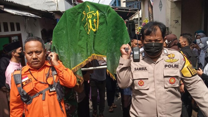 Polisi ikut membantu prosesi pemakaman Dendis Al Fatih, siswa korban tembok roboh MTsN 19 Jakarta, di TPU Jagakarsa, Jakarta Selatan, Jumat (7/10/2022) pagi.