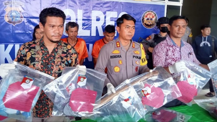 Polisi menunjukkan barang bukti dan pelaku pembunuhan di Kuansing