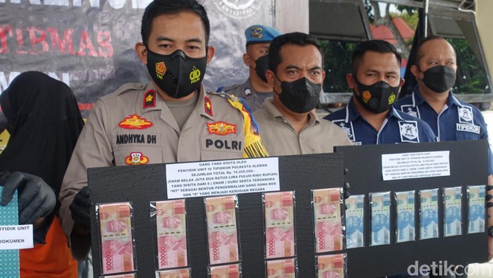 Polresta Sleman merilis eks kepala sekolah SMK dan bendahara BOS tersangka penyelewengan dana BOS, Jumat (7/10/2022).
