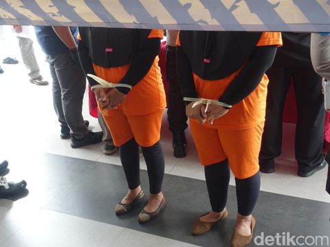 Polresta Sleman merilis eks kepala sekolah SMK dan bendahara BOS tersangka penyelewengan dana BOS, Jumat (7/10/2022).