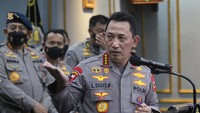 Kapolri Jenderal Pol Listyo Sigit Prabowo (kanan) memberikan keterangan pers terkait penetapan tersangka kasus tragedi Kanjuruhan di Mapolresta Malang, Jawa Timur, Kamis (6/10/2022).