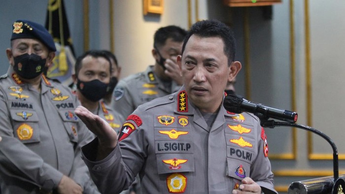 Polri Tetapkan 6 Tersangka Tragedi Kanjuruhan Polri menetapkan enam tersangka dalam kasus tragedi Kanjuruhan yakni Dirut Liga Indonesia Baru (LIB) berinisial AHL, Ketua Panitia Pelaksana (Panpel) pertandingan berinisial AH, Kepala Keamanan pertandingan berinisial SS, Kabag Ops Polres Malang berinisial WS, anggota Brimob Polda Jatim berinisial H dan anggota Samaptha Polres Malang berinisial BSA.