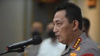 Polri menetapkan enam tersangka dalam kasus tragedi Kanjuruhan yakni Dirut Liga Indonesia Baru (LIB) berinisial AHL, Ketua Panitia Pelaksana (Panpel) pertandingan berinisial AH, Kepala Keamanan pertandingan berinisial SS, Kabag Ops Polres Malang berinisial WS, anggota Brimob Polda Jatim berinisial H dan anggota Samaptha Polres Malang berinisial BSA.