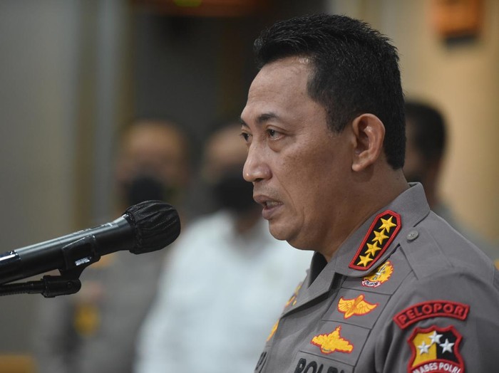 Kapolri Jenderal Pol Listyo Sigit Prabowo (kanan) memberikan keterangan pers terkait penetapan tersangka kasus tragedi Kanjuruhan di Mapolresta Malang, Jawa Timur, Kamis (6/10/2022).