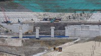 Penampakan progres pembangunan bendung Temef. Bendungan dengan kapasitas tampung sebesar 45,78 juta m3 akan mengairi irigasi seluas 4.500 ha, mereduksi banjir 230 m3/dt dan menyediakan air baku dengan debit 0,13 m3/dt serta menjadi potensi listrik mencapai 1 MW.