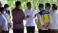 Presiden Jokowi berbincang dengan Koordinator Tim Asistensi dan Kemitraan Kepanitiaan Nasional Presidensi G20 Wishnutama Kusubandio di sela-sela meninjau Taman Hutan Raya Ngurah Rai.
