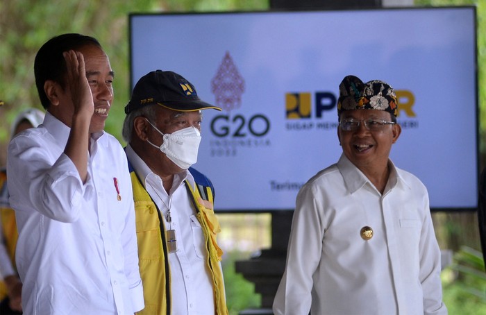 Potret Jokowi Turun Langsung Cek Lokasi KTT G20 Presiden Joko Widodo meninjau kawasan mangrove Taman Hutan Raya (Tahura) Ngurah Rai, Denpasar, Bali, Kamis (6/10/2022). Peninjauan itu dilakukan untuk memastikan kesiapan kawasan mangrove Tahura Ngurah Rai sebagai salah satu lokasi kegiatan Konferensi Tingkat Tinggi (KTT) G20 di Bali pada 15-16 November mendatang. ANTARA FOTO/Fikri Yusuf/foc.