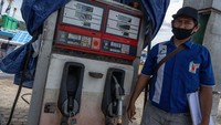 Petugas SPBN Lapulu mengawasi pompa bahan bakar yang beroperasi untuk mengisi solar ke kapal nelayan.