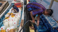 Sekitar puluhan jeriken diisi oleh nelayan. PT Pertamina Patra Niaga Sulawesi Tenggara mencatat bahwa penyaluran solar bersubsidi ke sejumlah stasiun pengisian bahan bakar nelayan atau SPBN di Kendari sebanyak 757 kiloliter per bulan.