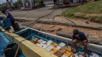 Dua nelayan mengisi jeriken disebuah SPBN Lapulu, Kendari, Sulawesi Tenggara, Kamis (6/10/2022).