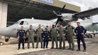 Kru penerbang PTDI berfoto sebelum pengiriman pesawat ke Malaysia. Perangkat Mission Management Systems yang akan dipasangkan pada CN235-220 milik TUDM, Malaysia diantaranya FLIR (Forward Looking Infra Red) yaitu kamera yang dilengkapi dengan Infrared untuk mendeteksi dan mengklasifikasikan target serta mampu merekam situasi di sekitar wilayah terbang untuk evaluasi misi.