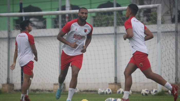 PSM Makassar latihan di Stadion Kalegowa saat kompetisi Liga 1 yang ditunda sementara