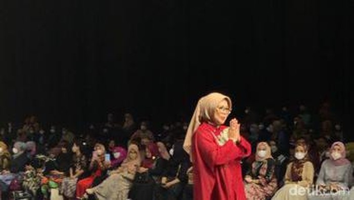 Putri sulung dari Wapres Maruf Amin, Siti Marifah Maruf Amin catwalk di runaway Indonesia Sharia Economic Festival (ISEF) 2022.