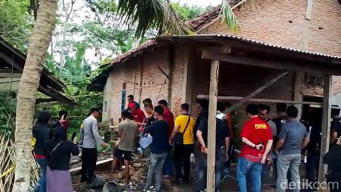 Rekonstruksi pembunuhan satu keluarga di Way Kanan, Lampung.