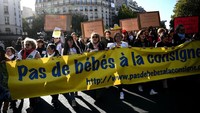 Para pengunjuk rasa membawa spanduk bertuliskan Tidak ada bayi di loker selama demonstrasi yang diselenggarakan oleh pekerja penitipan anak di Paris. Massa berdemo sambil menyanyikan Pembibitan yang terlalu padat dan para profesional yang bekerja terlalu keras, bayi-bayi yang dikorbankan.