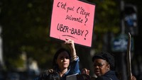 Seorang pengunjuk rasa memegang spanduk bertuliskan Apa langkah selanjutnya? Uber-Baby ? selama demonstrasi yang diselenggarakan oleh pekerja penitipan anak di Paris. Menurut polisi setempat ada sekitar 2.500 orang yang bergabung dalam demo, namun penyelenggara menyebut ada 5.000 orang. Seorang pengunjuk rasa memegang spanduk bertuliskan Apa langkah selanjutnya? Uber-Baby ? selama demonstrasi yang diselenggarakan oleh pekerja penitipan anak di Paris. Menurut polisi setempat ada sekitar 2.500 orang yang bergabung dalam demo, namun penyelenggara menyebut ada 5.000 orang.
