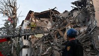Serangan rudal itu mengakibatkan kebakaran dan melukai sejumlah orang. Gubernur regional Starukh mengatakan kru darurat telah menyelamatkan 21 orang.