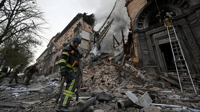 Rudal Rusia Hancurkan Apartemen di Zaporizhzhia, Wilayah yang Baru Dicaplok Rescuers work at the site of a residential building heavily damaged by a Russian missile strike, amid their attack on Ukraine, in Zaporizhzhia, Ukraine October 6, 2022. REUTERS/Stringer