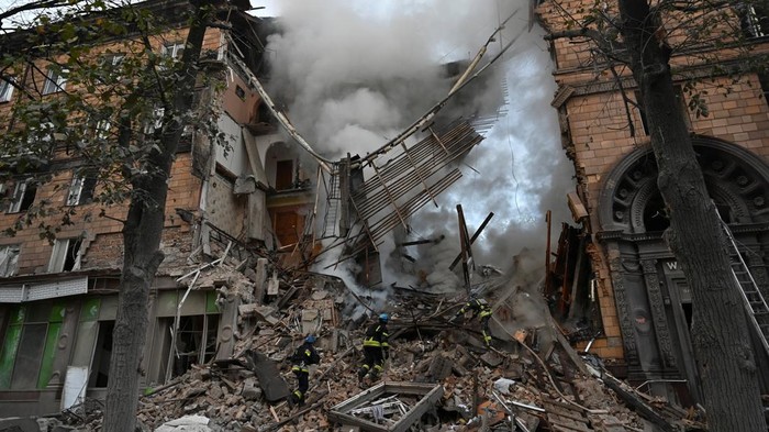 Rudal Rusia Hancurkan Apartemen di Zaporizhzhia, Wilayah yang Baru Dicaplok Rescuers work at the site of a residential building heavily damaged by a Russian missile strike, amid their attack on Ukraine, in Zaporizhzhia, Ukraine October 6, 2022. REUTERS/Stringer
