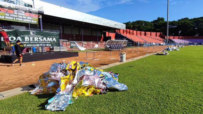 sampah di Stadion Brawijaya Kediri usai doa bersama untuk kanjuruhan