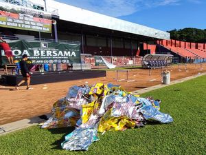 Doa Bersama di Stadion Brawijaya Kediri Menyisakan Sampah Berserakan