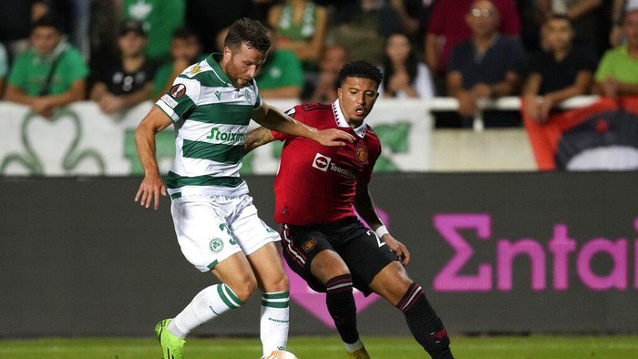 Omonias Adam Matthews, left, is challenged by Manchester Uniteds Jadon Sancho during the Europa League group E soccer match between Omonia and Manchester United at GSP stadium in Nicosia, Cyprus, Thursday, Oct. 6, 2022. (AP Photo/Petros Karadjias)
