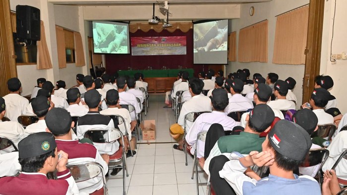 Ratusan Santri Ponpes Ngruki Sukoharjo Nobar Film Jenderal Sudirman