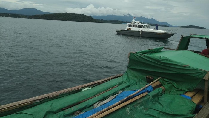 Satpolairud Polres Lingga menggagalkan pengiriman kayu ilegal ke Riau di perairan Desa Tanjung Kelit, Bakung Serumpun, Kabupaten Lingga, Senin (3/10/202)