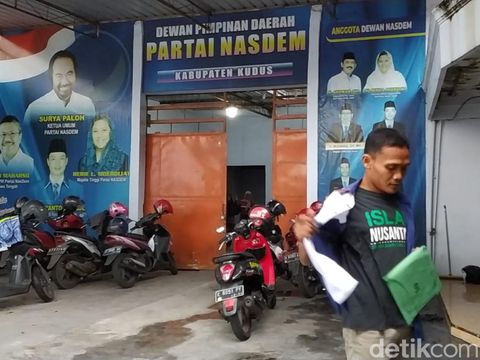 Sekretaris DPC Nasdem Kecamatan Jekulo, Agus Riyanto saat mendatangi kantor Nasdem Kudus di Desa Rendeng Kecamatan Kota, Jumat (7/10/2022).