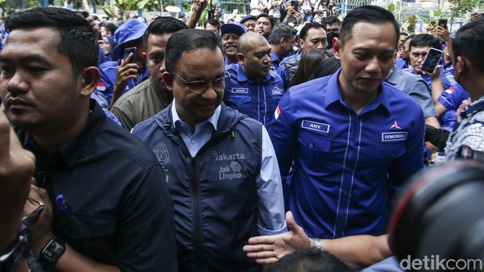 Senyum Ceria Anies-AHY Gubernur DKI Jakarta Anies Baswedan bertemu Ketum Partai Demokrat Agus Harimurti Yudhoyono (AHY). Keduanya tampak tersenyum ceria.