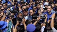 Anies terlihat mengenakan baju berwarna biru dan brompi JAKI. Anies sempat melambaikan tangan kepada para kader Demokrat.