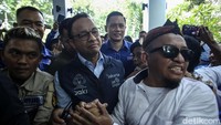Para kader Demokrat terdengar berteriak Anies-AHY saat Anies berjalan memasuki kantor DPP Demokrat.