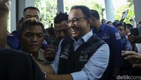 Anies menyalami para kader Demokrat.