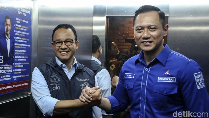 Gubernur DKI Jakarta Anies Baswedan bertemu Ketum Partai Demokrat Agus Harimurti Yudhoyono (AHY). Keduanya tampak tersenyum ceria.