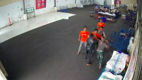 Seorang oknum prajurit TNI memukuli satpam dari gudang sebuah marketplace di Gianyar, Bali (Tangkapan layar video viral)