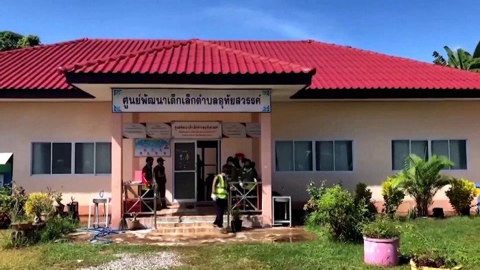 Setidaknya 34 orang tewas saat pria eks polisi menyerang membabi buta dengan senjata api dan pisau ke dalam sebuah penitipan anak di Kota Uthai Sawan, Thailand.