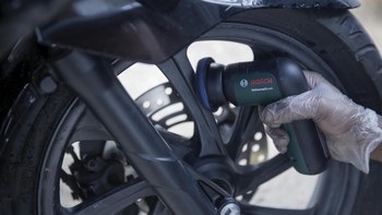 UniversalBrush dibandrol dengan harga Rp 888.000 (Rekomendasi Harga Retail) yang terdiri dari Bosch Cordless Power Scrubber UniversalBrush, sikat bristle, sikat detail, spons abrasif, dan spons anti gores. UniversalBrush dapat dibeli melalui e-commerce resmi Bosch Indonesia.   