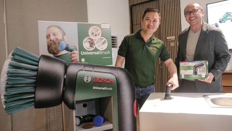 Riza Ferdiansyah, selaku Country Business Director Power Tools Bosch Indonesia dan Andrew Ho, selaku Home & Garden Business Development Manager Bosch for Asia Pacific dalam Bosch UniversalBrush Media Launch di Jakarta, Kamis (6/10/2022).