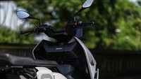 Lampu utama skuter listrik ini berbentuk U dan lampu belakangnya berbentuk C. BMW CE 04 bisa menampung kapasitas 2 penumpang, meski joknya tampak cukup tipis. Foto: Dok. BMW Motorrad