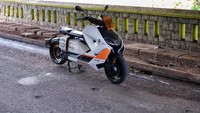 Secara tampilan, BMW CE 04 memiliki desain futuristik dengan bagian depan yang terlihat besar dan bodi yang padat. Foto: Dok. BMW Motorrad